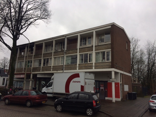 Als gevolg van een brand bij de buren een flinke gevolgschade. We zorgen dat de bewoners weer snel naar huis kunnen.